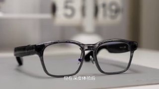 Крупный план смарт-очков Lixiang на столе; видны линзы, оправа и встроенная камера, рекламный кадр с размытым фоном и китайскими элементами интерфейса.