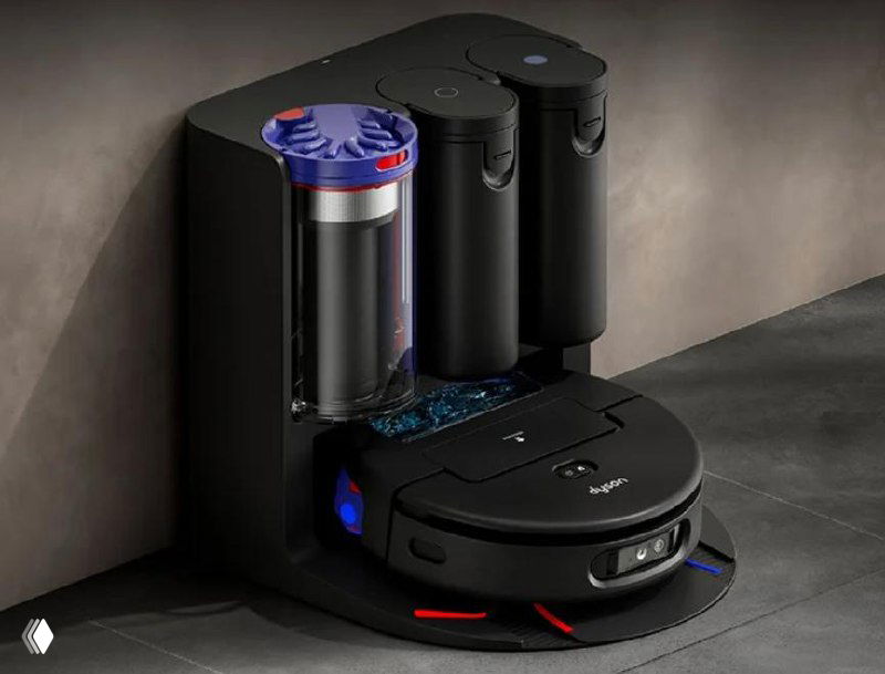 Фрагмент изображения с несколькими ракурсами робота Dyson на темном фоне, демонстрация колес и щеток; кадр искажён цифровыми артефактами.