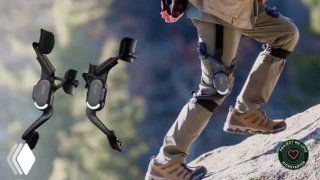 Человек в лесистой местности в экзоскелете Z1 по мотивам Death Stranding: вид на ноги, крепления и походную эксплуатацию устройства.