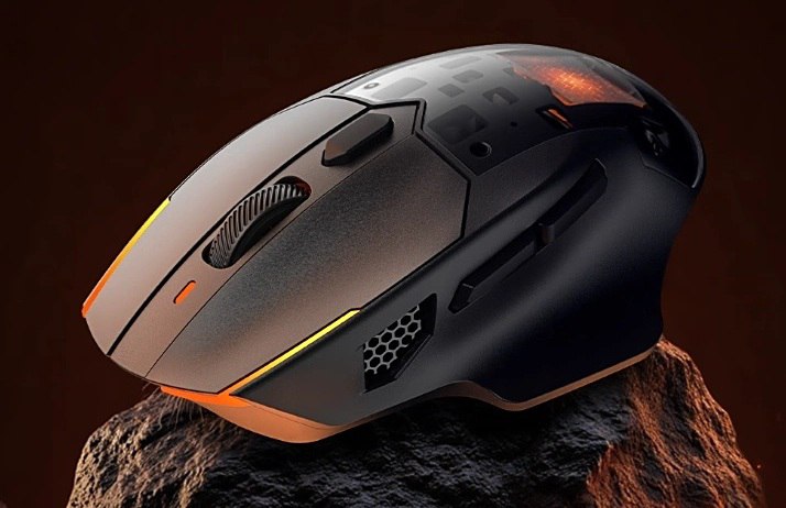 Черная игровая мышь с RGB-подсветкой и вентиляционными отверстиями, расположенная на каменном фоне, демонстрирующая внешний дизайн и форму