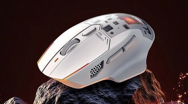 Белая игровая мышь с RGB-акцентами, показанная на каменном фоне с теплым светом, подчёркивающая альтернативный цвет и тепловой эффект
