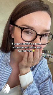 Портрет женщины в очках, рука у лица; вертикальное фото/стоп-кадр из ролика с английской надписью — иллюстрация к обзору приложения LingoLooper.