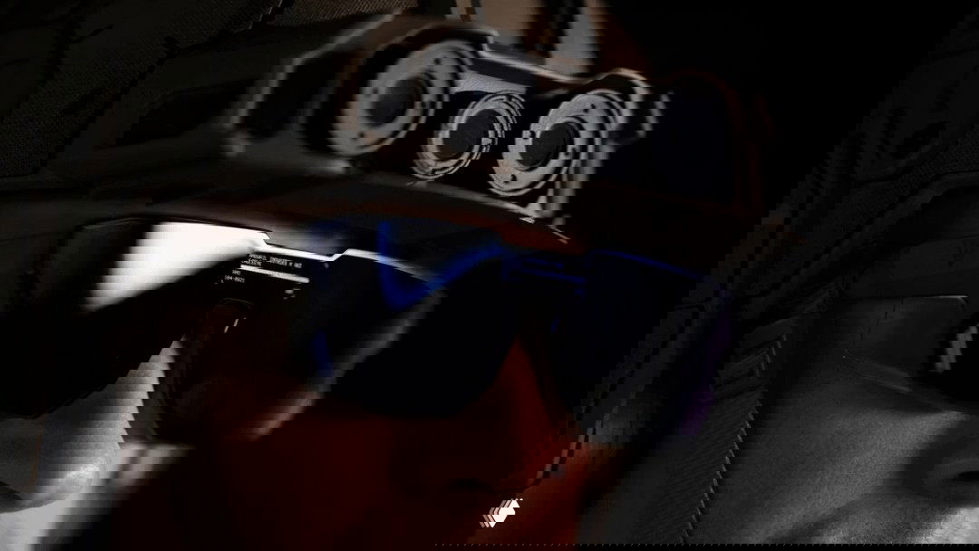 Крупный план блока оптики и защитных очков на шлеме EagleEye: три объектива, крепления и элементы интерфейса на темном фоне.