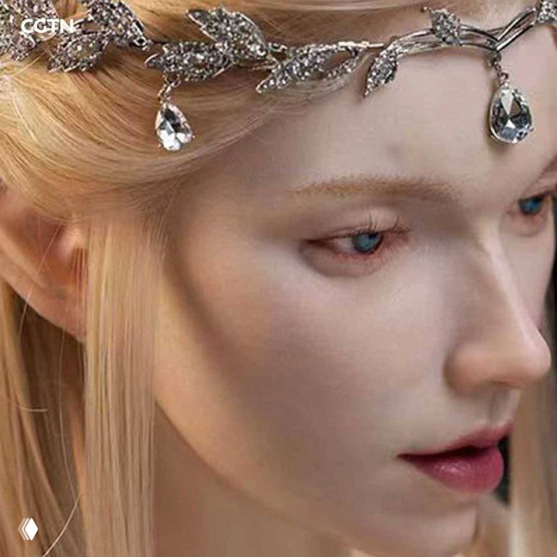 Крупный план лица андроида Elf V1 с нежной бледной кожей, голубыми глазами и декоративным диадемой — видна детальная проработка кожи.