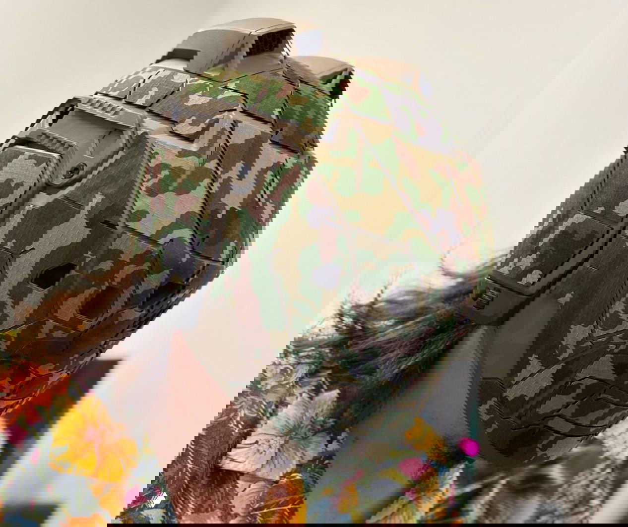 Демонстрационный корпус шлема EagleEye в камуфляже, крупный план модулей и вентиляционных элементов, видно место для установки датчиков.