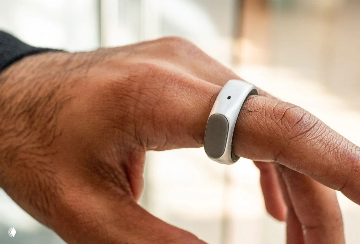 Рука мужчины в фокусе: на указательном пальце носится тонкое электронное кольцо Stream Ring — виден дизайн и посадка на пальце.