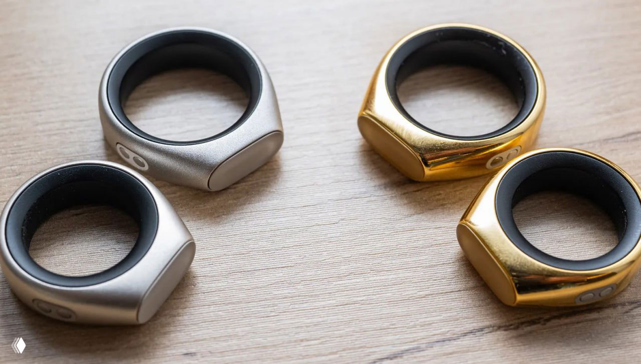 Несколько экземпляров кольца Stream Ring разных цветов выложены на деревянной поверхности — показаны варианты оформления устройства.