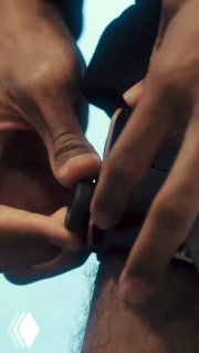 Крупный план рук, застёгивающих ремень и фиксатор электрокроссовок Nike Project Amplify на щиколотке; показ конструкции и деталей крепления.