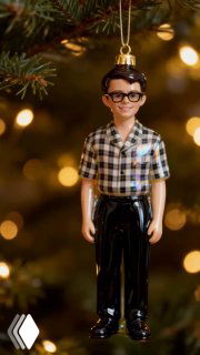 Миниатюрная стеклянная фигурка молодого человека в рубашке и очках, блестящая поверхность и праздничный размытый фон с огнями.