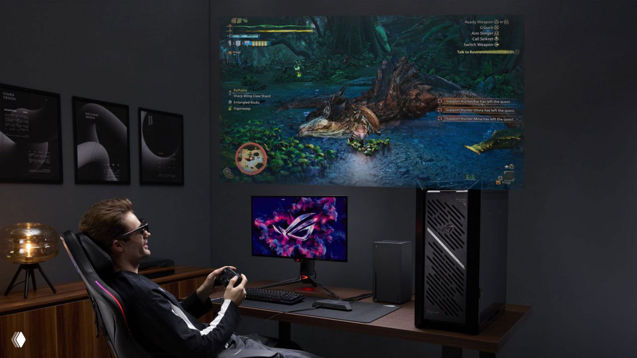 Игрок в очках Asus смотрит на парящий большой проецируемый экран, видна настольная конфигурация с ПК и вторым монитором.