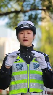 Кадр: китайский полицейский в форме и светоотражающем жилете демонстрирует очки с ИИ‑функциями на городском фоне, подчёркивая тему технологий и безопасности.