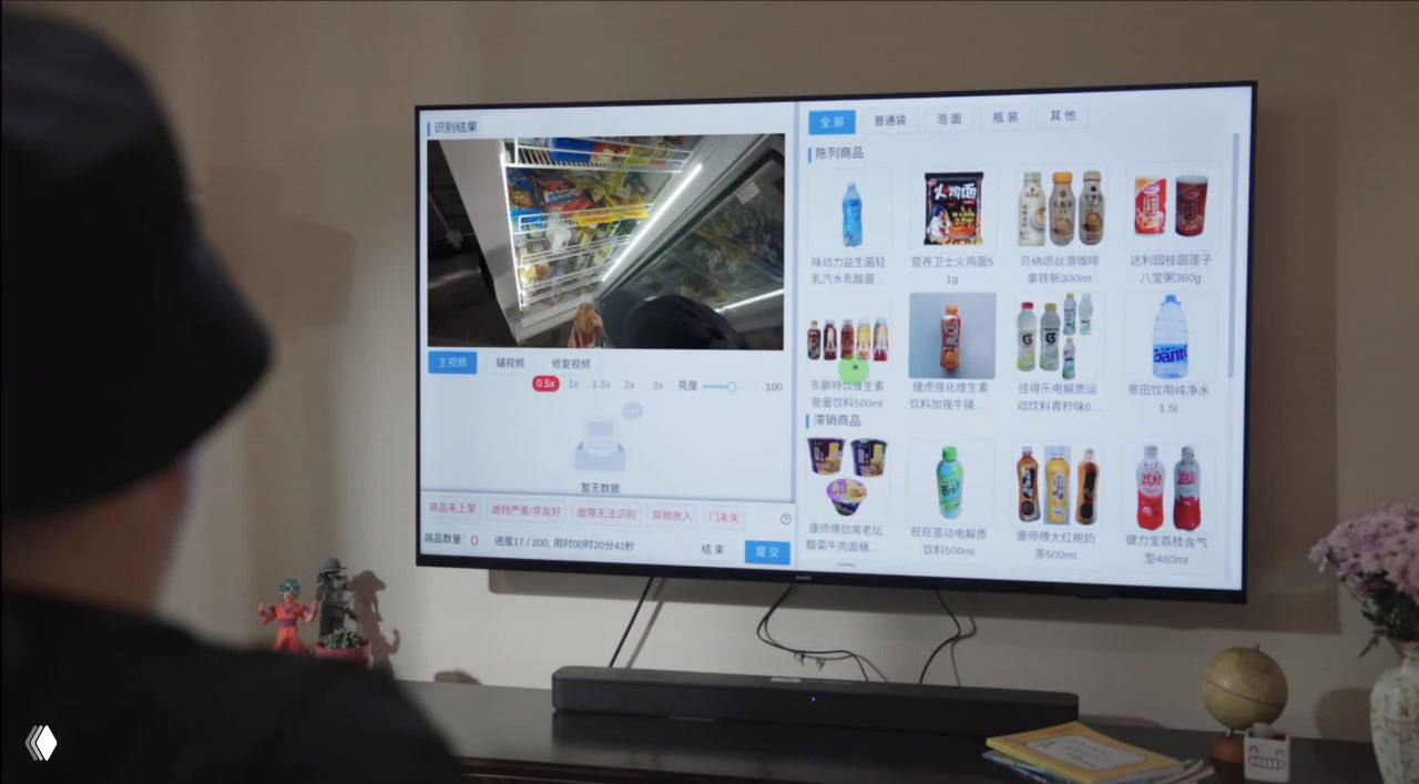 Телевизор с интерфейсом доставки и изображениями продуктов на экране, видна панель управления и меню приложений для робота-доставщика.