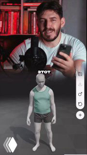 Ведущий у микрофона держит смартфон; на переднем плане 3D-модель мужчины в майке и шортах — пример визуализации идеального веса нейросетью.