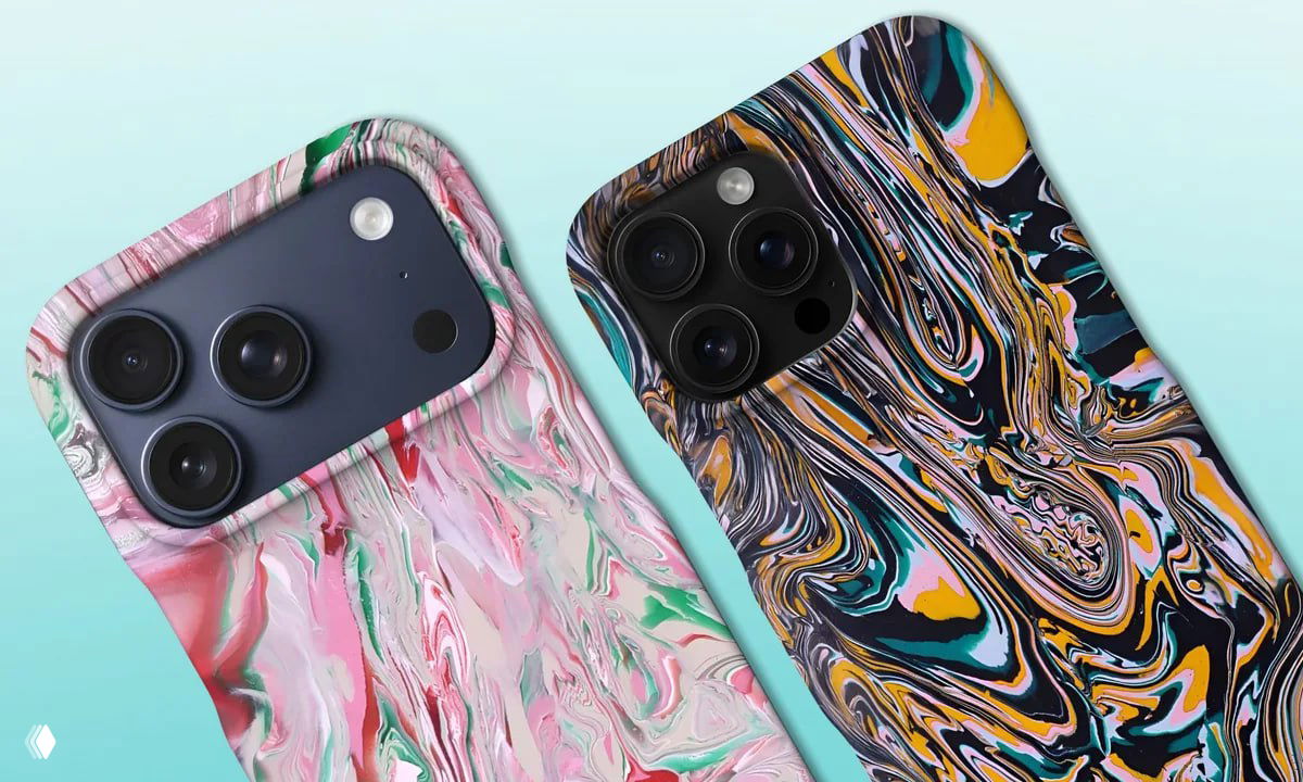 Ночной кадр: человек держит телефон в чехле Gomi с контрастным мраморным узором — подчёркивается текстура, вырезы под камеру и посадка на рамку устройства.