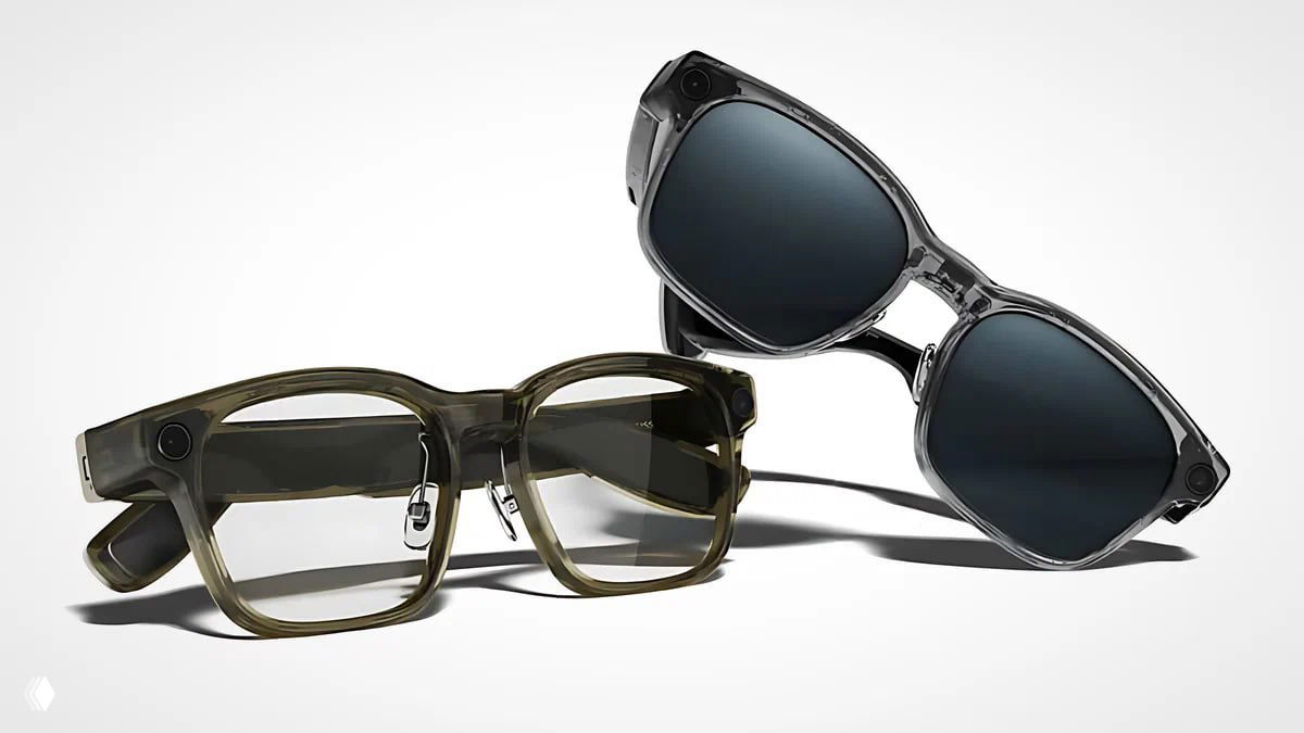 Две пары смарт-очков Lixiang на светлом фоне: прозрачная и затемнённая модель, подчёркиваются форма оправы и боковые камеры в дизайне.