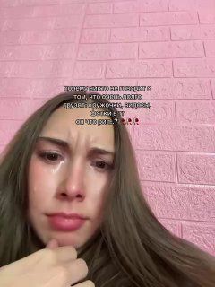 Крупный план девушки на розовом фоне с обеспокоенным выражением; на фото виден наложенный текст о проблемах загрузки медиа в Telegram, отражающий жалобы пользователей.