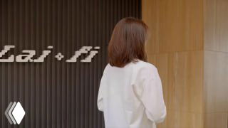 Кадр из ролика проекта «Лай‑фай»: человек у стены с логотипом сервиса на фоне в студийной композиции, промо‑кадр кампании.