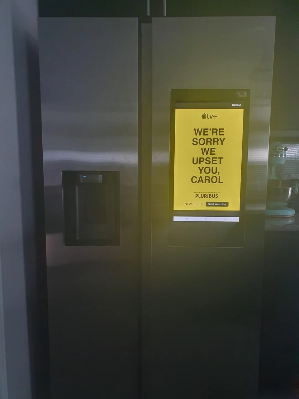 Реклама на умном холодильнике довела девушку до психушки.