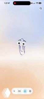 Минималистичное изображение знакомой скрепки Clippy, выполненное в стиле Mico на светлом фоне — экранная пасхалка в приложении Copilot.