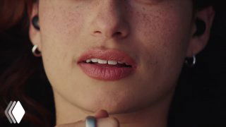 Крупный план губ и подбородка человека, крупный план демонстрирует близость кольца к лицу и работу микрофона в консьюмерском гаджете.