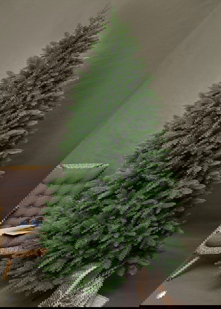 Полный кадр пышной искусственной ели Самарская на нейтральном фоне; видно общий силуэт, плотность ветвей и подходящий размер для комнаты.