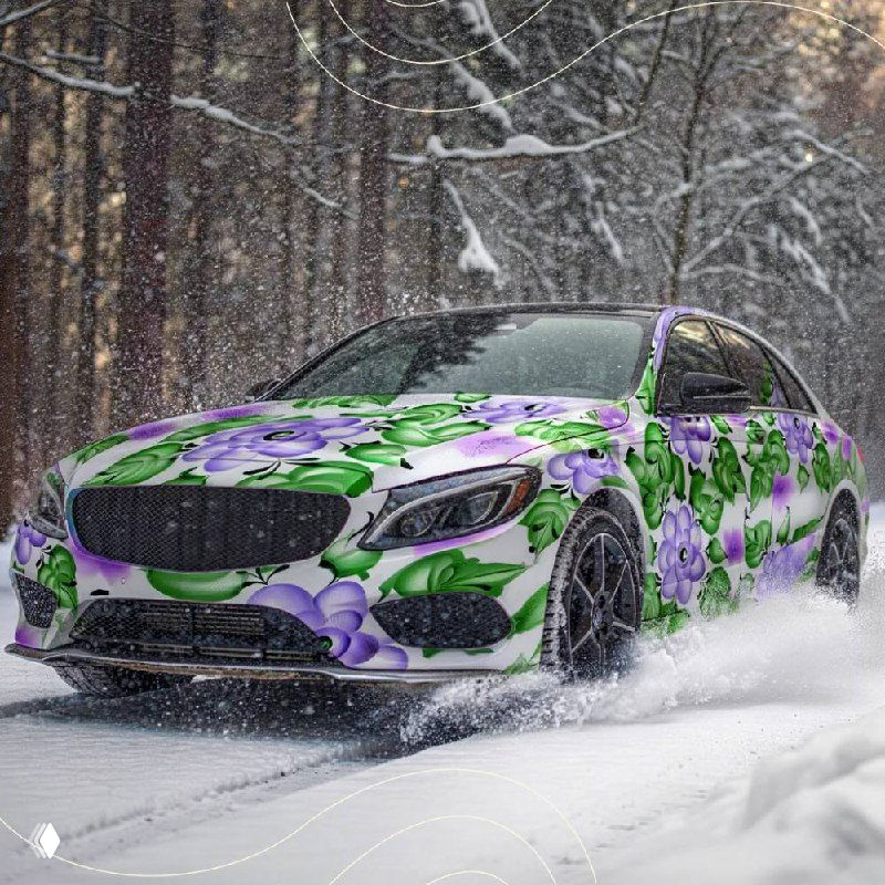 Спортивный автомобиль в зимнем лесу, полностью покрытый фиолетово-зелёными цветочными мотивами уральской росписи на кузове, декоративное автосредство.