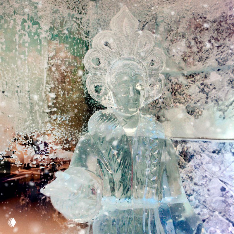 Резная ледяная скульптура Снегурочки в экспозиции Терема: прозрачный лед, иней на поверхности, отражения света и художественная морозная композиция для посетителей.