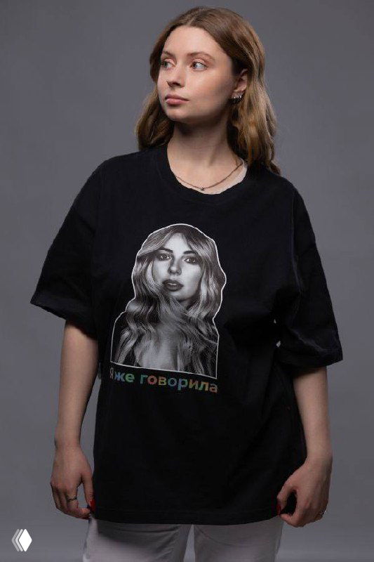 Две модели в черных футболках с крупными графическими принтами лиц и текстовыми элементами — промо фотографии коллекции мерча