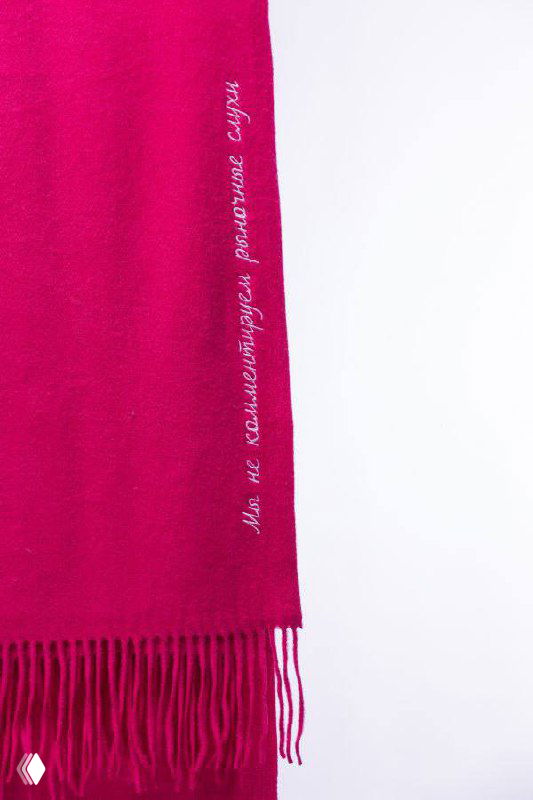 Шарфы и цветные текстильные аксессуары коллекции: кадр показывает тканевые фактуры и принты капсулы для пиарщиков