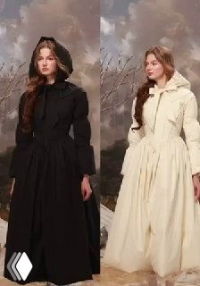 Модель в красном пуховике‑платье LaceMade с выраженным корсетом и пышной юбкой на заснеженном фоне рядом с украшенной ёлкой.