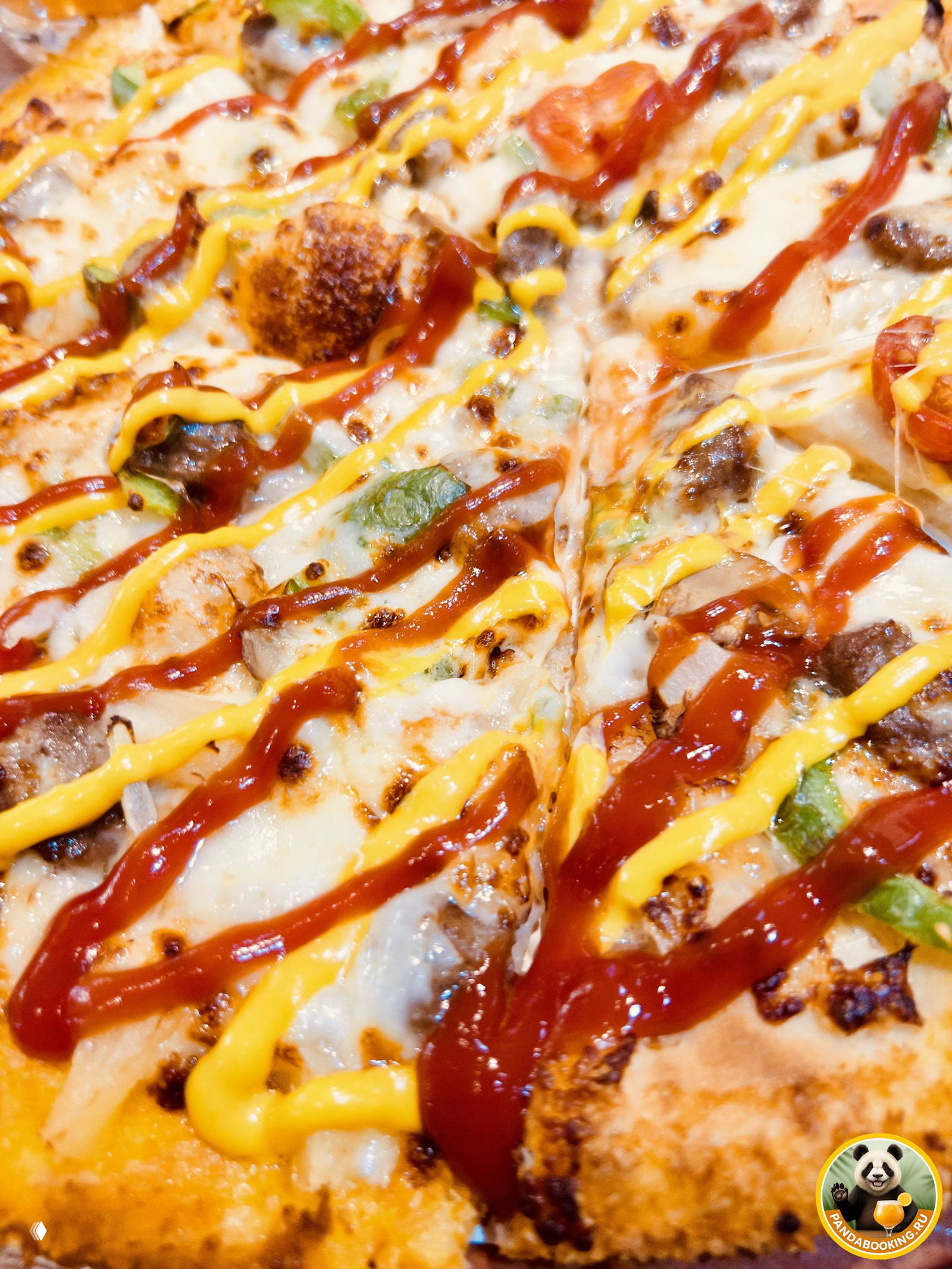 Крупный план пиццы с расплавленным сыром, полосами кетчупа и сырного соуса — пепперони в местном Pizza Hut, снимок в ресторане в Китае.