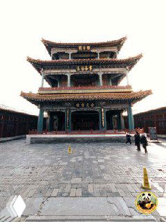 Многоярусное историческое здание музейного комплекса в Пекине с традиционной крышей и просторным передним двором, строгая симметрия.