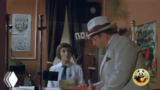 Кадр с ресепшена: мужчина в шляпе разговаривает с девушкой-регистратором на стойке отеля, интерьер с плакатами на стене, иллюстрация темы депозита.