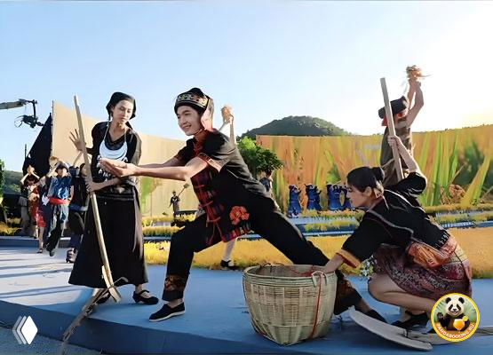 Выступление народности ли: танцоры в традиционных костюмах на сцене фестиваля шаньлань, демонстрация танцев и обрядов.