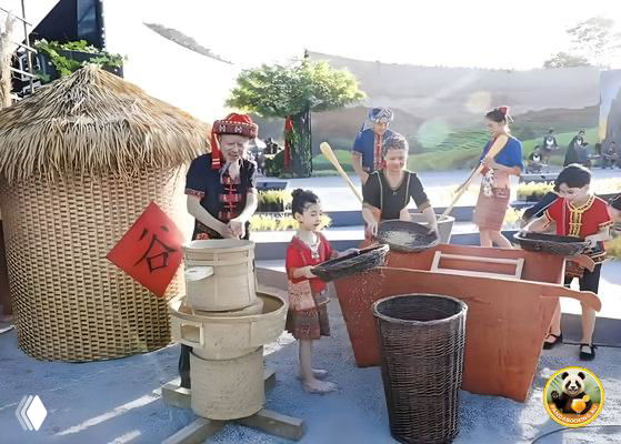 Плетёные корзины, сельскохозяйственные орудия и участники в традиционных костюмах выставлены на фестивальной площадке шаньлань.