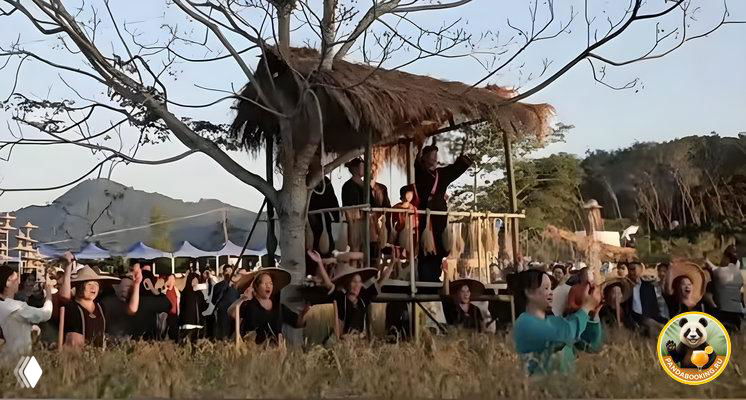 Сцена под навесом и зрители на терассе у рисового поля; фестивальные выступления и наблюдающие гости на Хайнане.