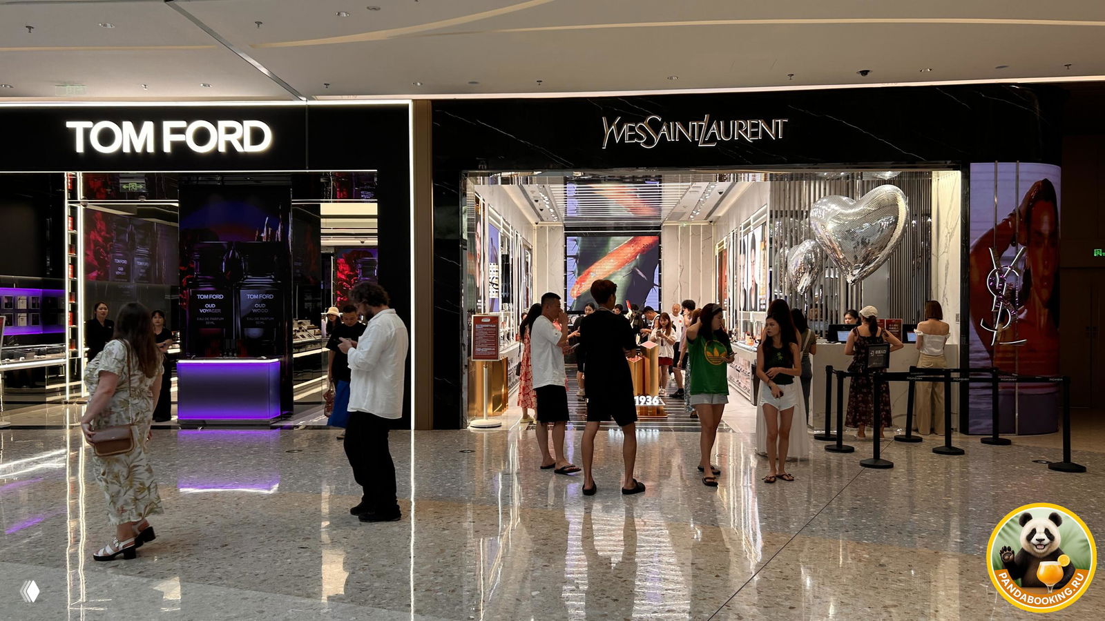 Бутики Tom Ford и Yves Saint Laurent внутри дьюти-фри: оформление витрин, покупатели и демонстрационные стенды.