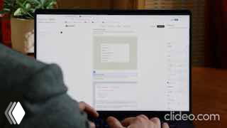 Руки на клавиатуре ноутбука, на экране виден интерфейс и видео-превью Cursor с субтитрами и водяным знаком clideo.com — рабочая сцена демонстрации инструмента
