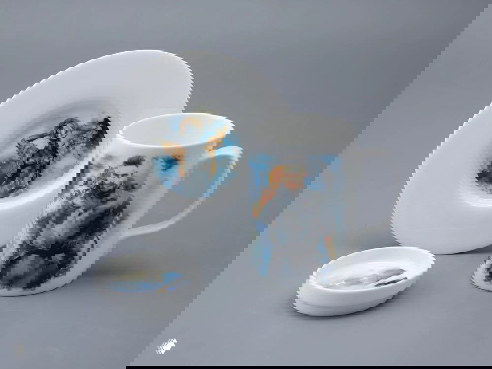 Комплект фарфора: кружка, блюдце и маленькая тарелка с изображениями Нечаева и Близняшек в фирменном стиле Atomic Heart.