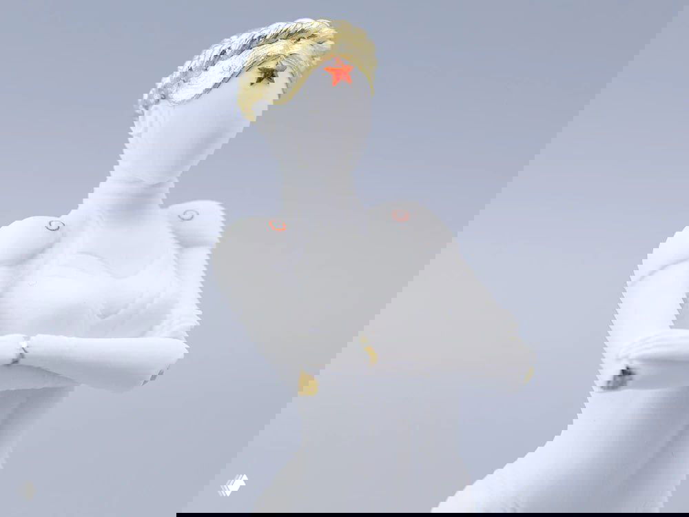 Фарфоровая статуэтка Близняшки в полный рост: белый бисквит, сгиб рук, небольшие золочёные акценты на манжетах и плечах.