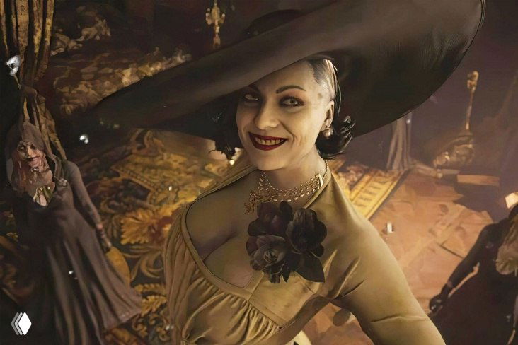 Крупный план леди Димитреску из Resident Evil: высокая женщина в широкополой шляпе и жёлтом платье, улыбка на фоне зала и других фигур персонажей.