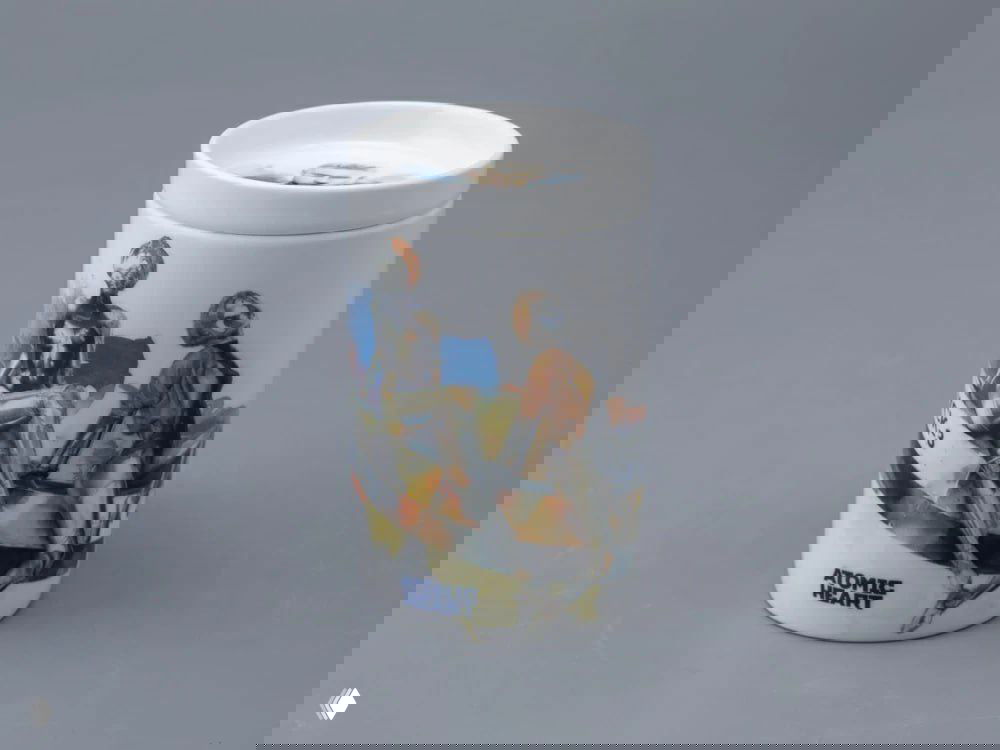 Высокая фарфоровая банка с крышкой: сцена с несколькими Близняшками и логотипом Atomic Heart на корпусе изделия.