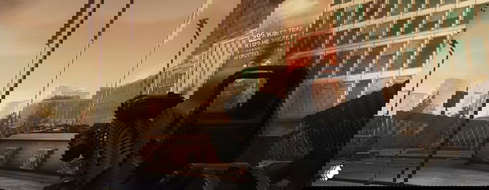 Скриншот из игры: вид от первого лица с прицелом на городской плац и здания — иллюстрация патча для карты «Эпицентр».