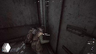 Скриншот из Arc Raiders: персонаж у металлической двери в тёмной комнате, вид от третьего лица с игровым интерфейсом.