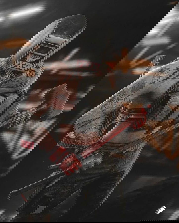 Персонаж Тагилла из Escape from Tarkov в сварочной маске с надписью «УБЕЙ», с молотом в руках и татуировками, художественный игровой арт.