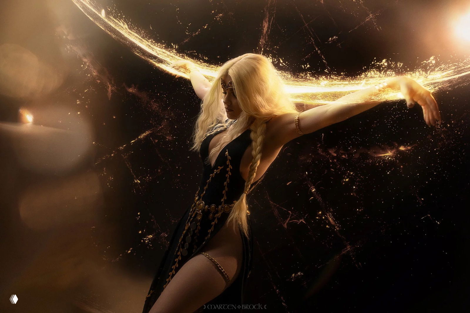 Косплей Королевы Марики Вечной (Elden Ring): образ с длинными светлыми косами и золотыми световыми эффектами на тёмном фоне.