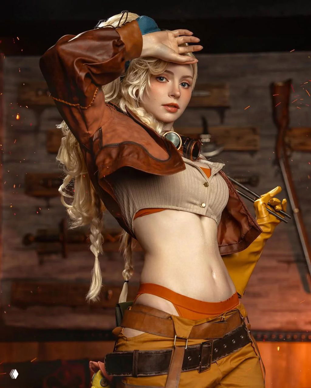 Косплей Джеммы из Monster Hunter Wilds от PeachMilky: образ с кожаной курткой, длинной косой и оголённым животом.