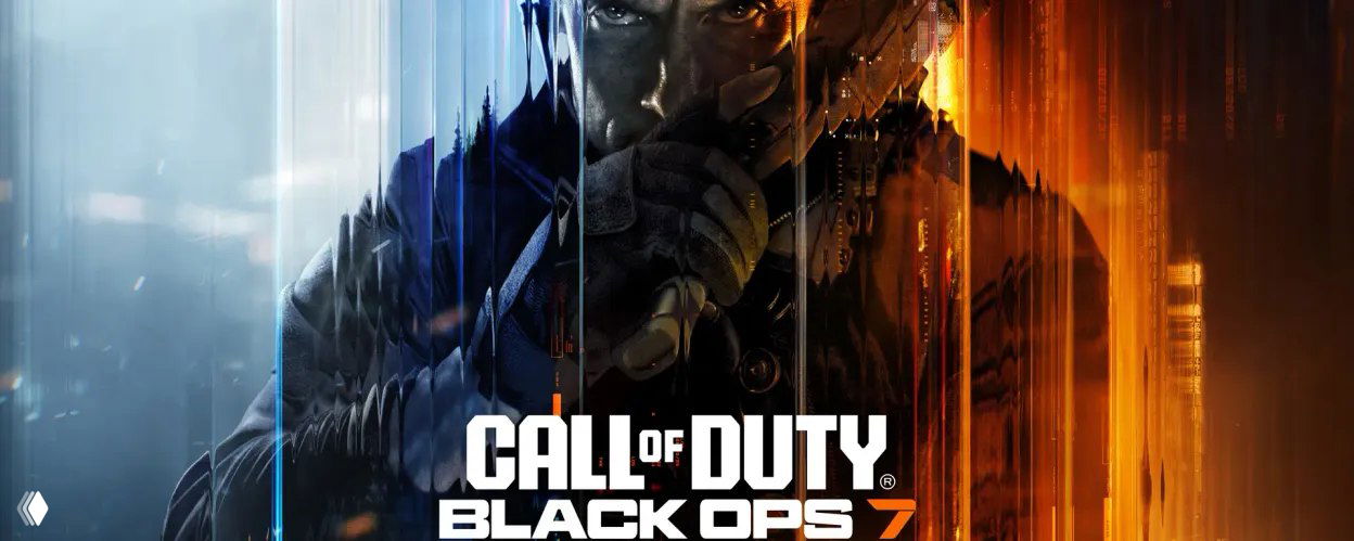 Обложка Call of Duty Black Ops 7: персонаж в маске на фоне контрастных синих и оранжевых графических полос, рекламный арт релиза.