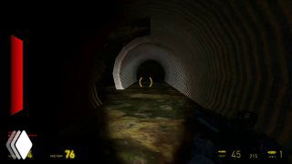 Скриншот из Half‑Life 2: тёмный извилистый коридор игрового уровня с элементами HUD и прицелом, передающий атмосферу напряжённого игрового момента.