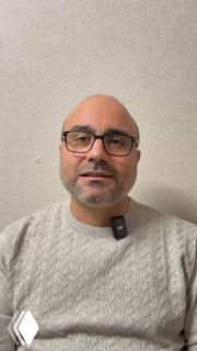 Портрет врача-гастроэнтеролога Альмасри Али Мохамада в светлом свитере с микрофоном на груди, превью видео о признаках острого холецистита и желчной колики